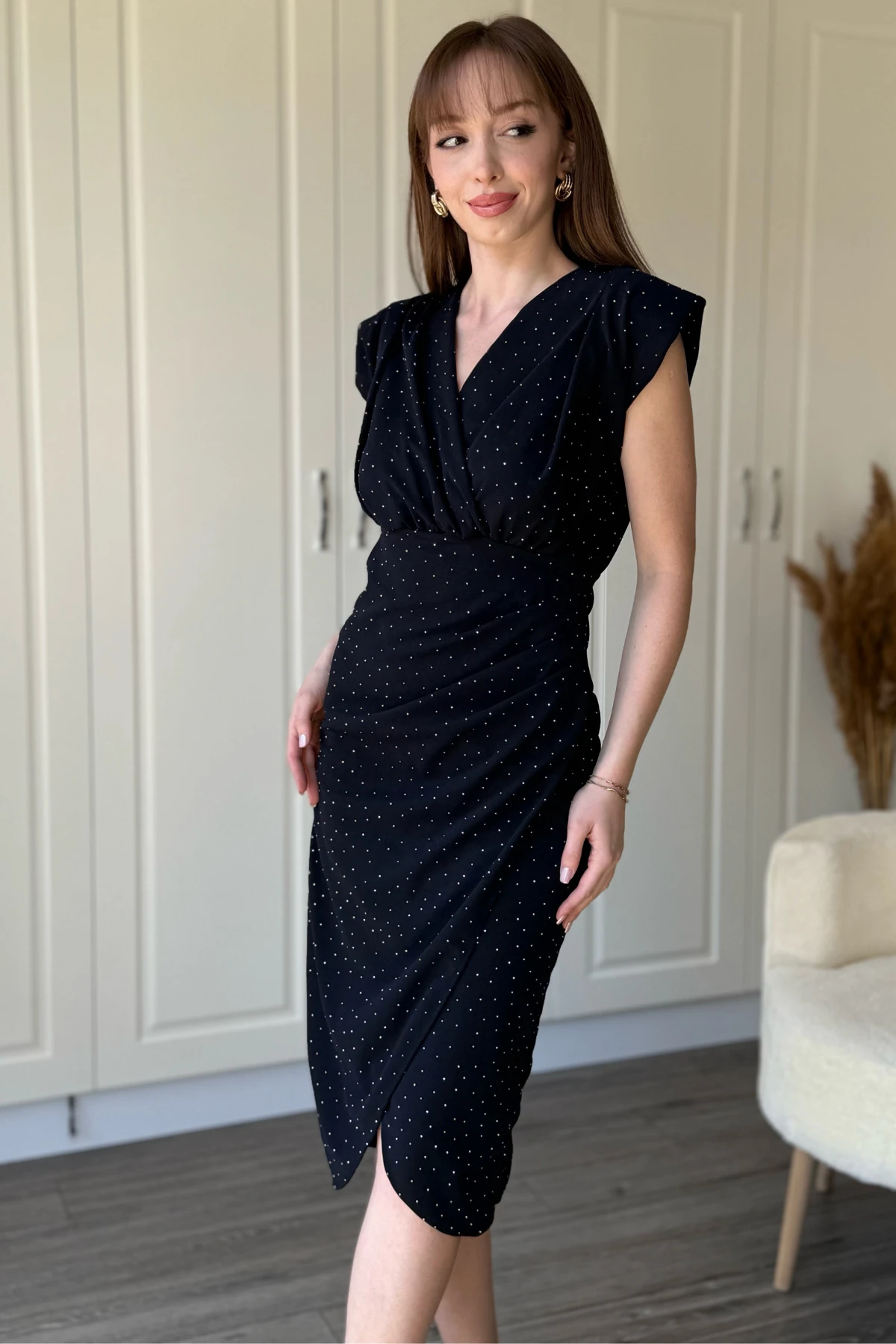 Taşlı Vatkalı Kruvaze Yaka Yırtmaçlı Midi Lacivert Elbise