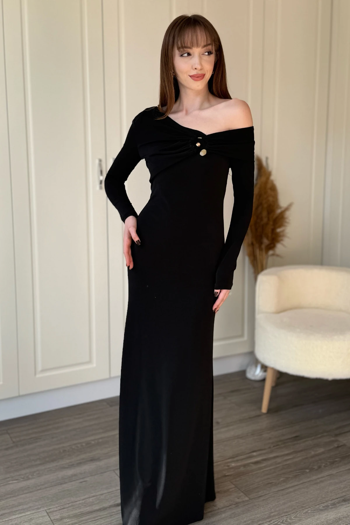 Tek Omuz Uzun Kol Tokalı Yaka Zarif Maxi Siyah Elbise