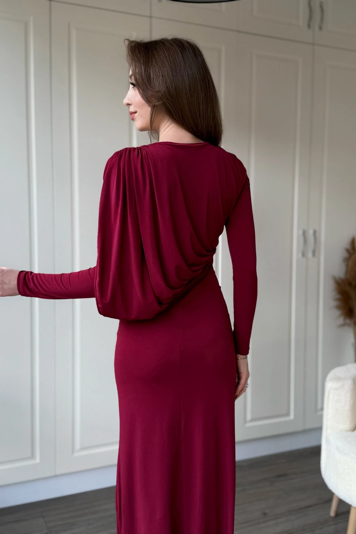 Uzun Kollu Boyunlu Zarif Dökümlü Bordo Elbise