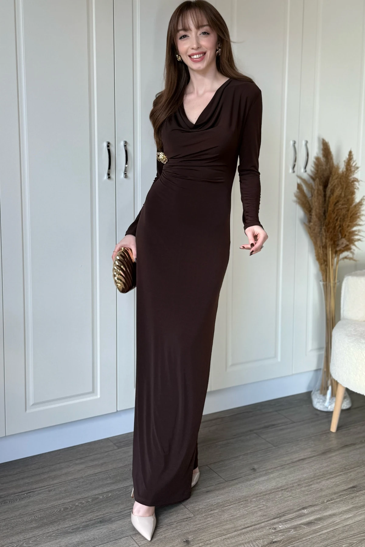 Çıkarılabilir Broş Detaylı Degaje Yaka Uzun Elbise