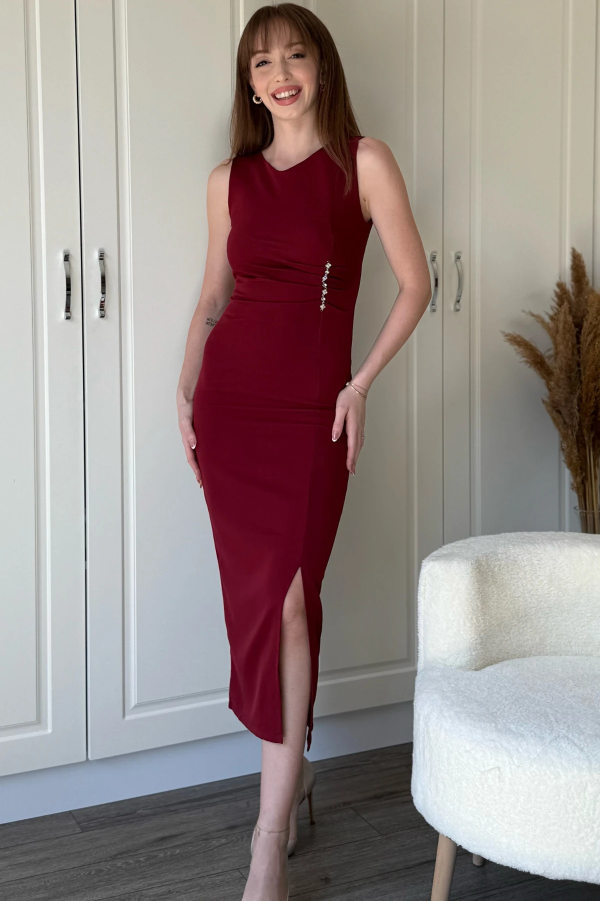 Taş Detaylı Yırtmaçlı Drapeli Bordo Elbise