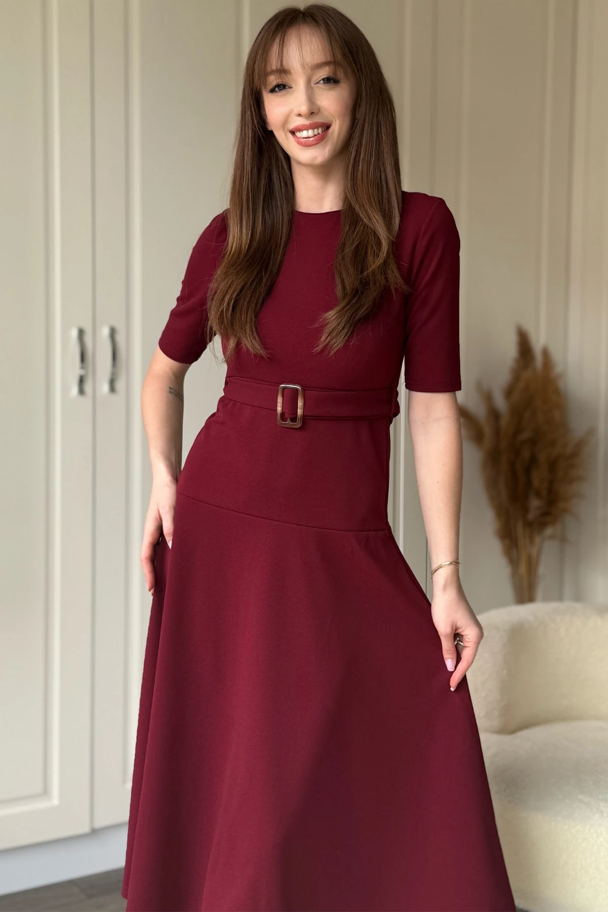 Kısa Kollu Kemerli Etekleri Volanlı Midi Bordo Elbise