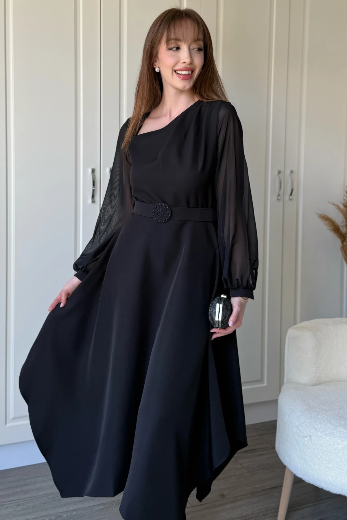 Kolları Tül Detaylı Kemerli Taşlı Siyah Elbise