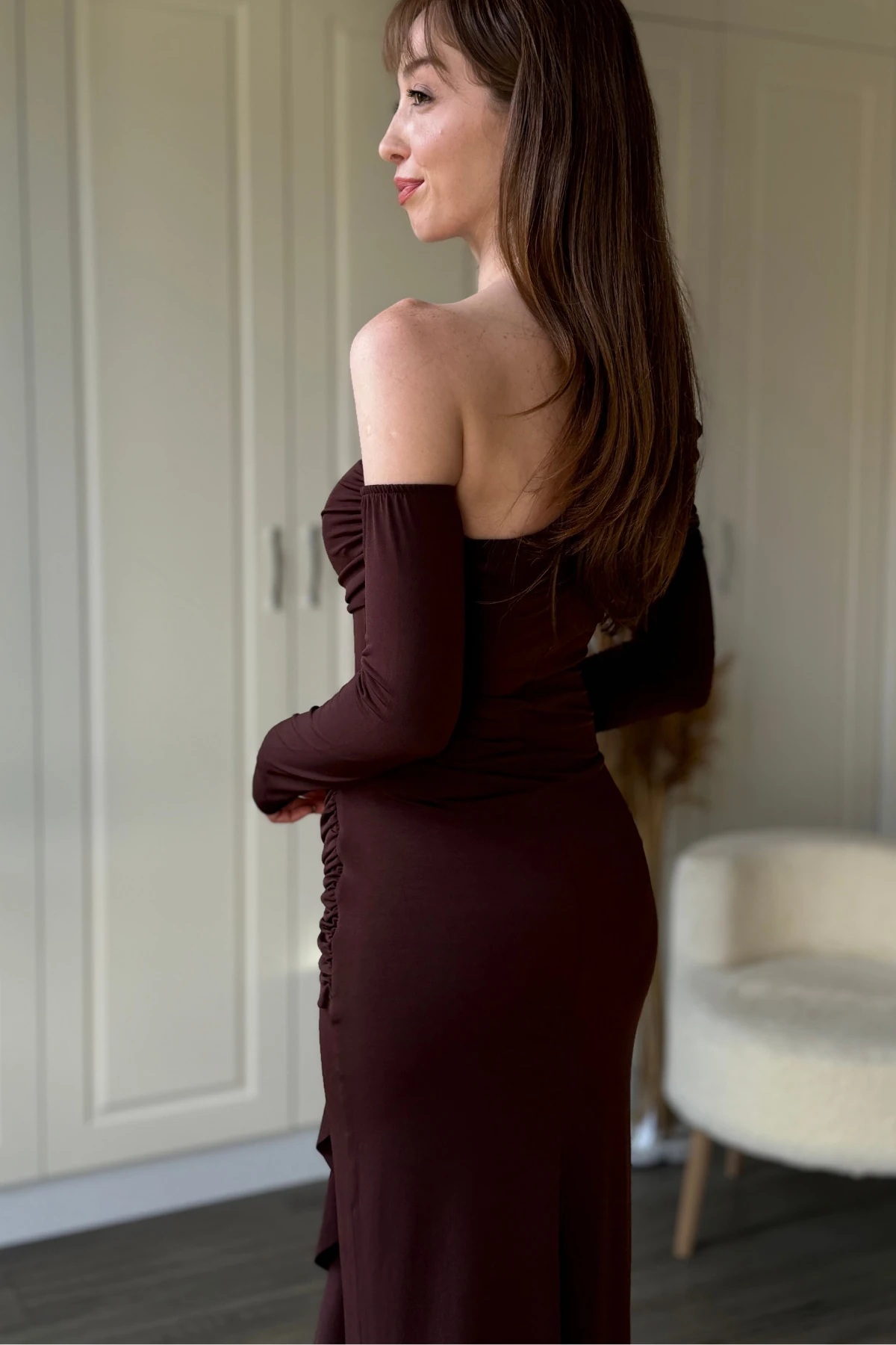 Düşük Omuz Yan Büzgü Aksesuar Detaylı Şık Midi Kahverengi Elbise