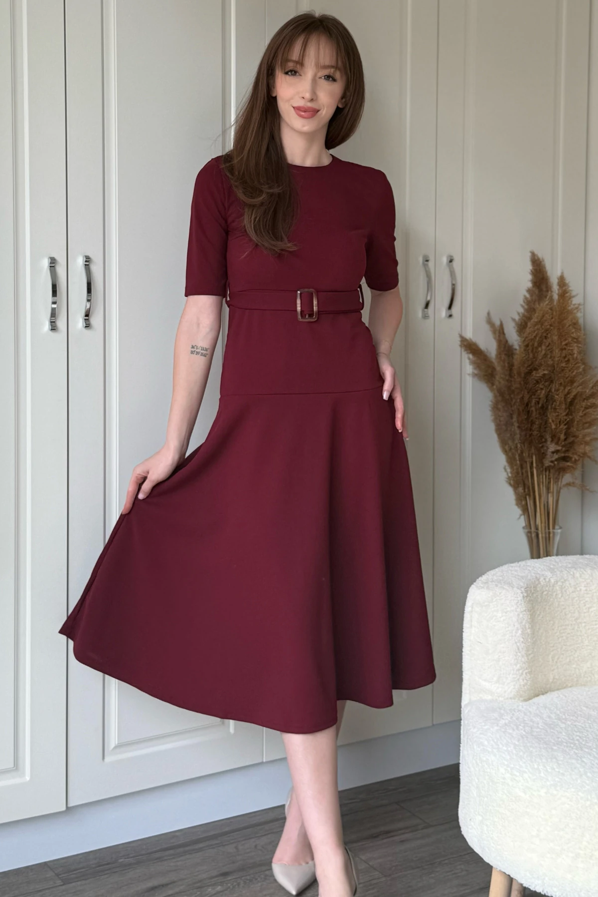 Kısa Kollu Kemerli Etekleri Volanlı Midi Bordo Elbise