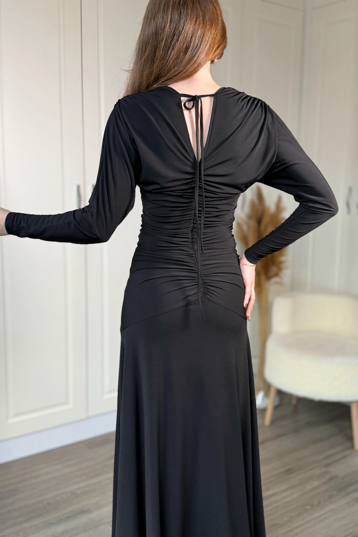 V Yaka Sırt Detaylı Uzun Zarif Elbise