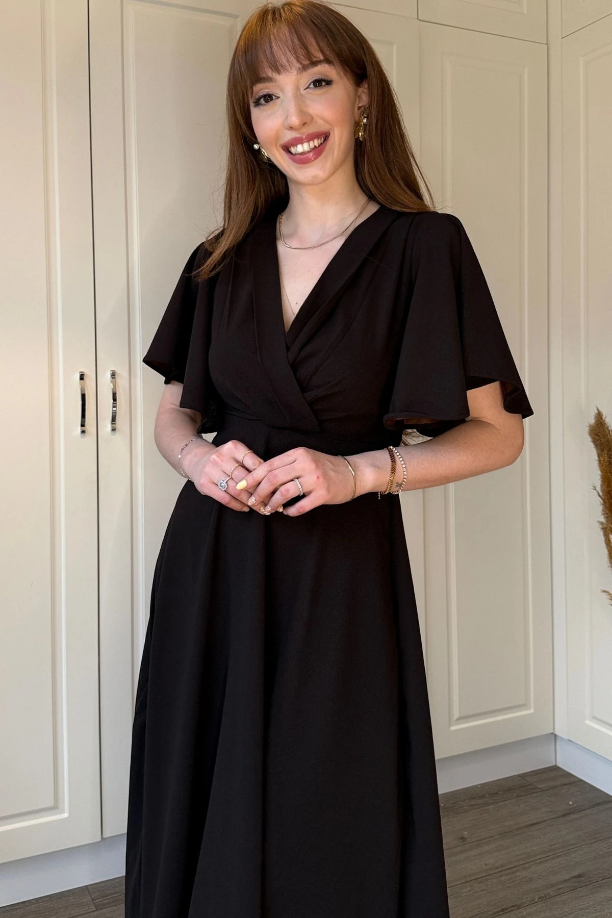 Kruvaze Yaka Kolları Volanlı Midi Elbise