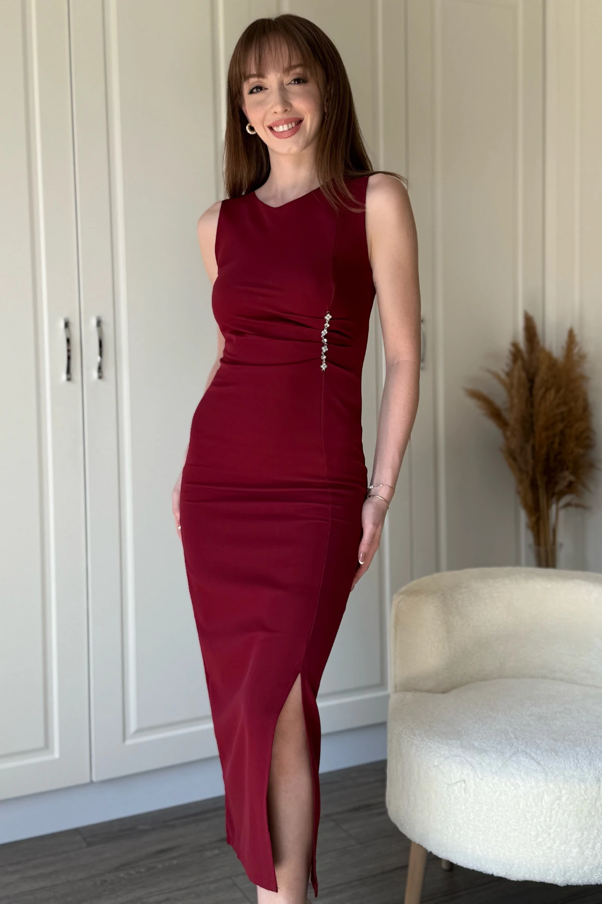 Taş Detaylı Yırtmaçlı Drapeli Bordo Elbise