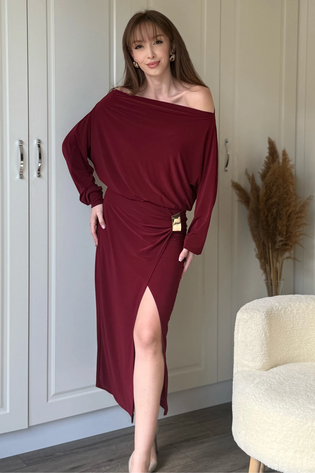 Kayık Yaka Beli Gold Aksesuarlı Yırtmaçlı Bordo Dökümlü Elbise