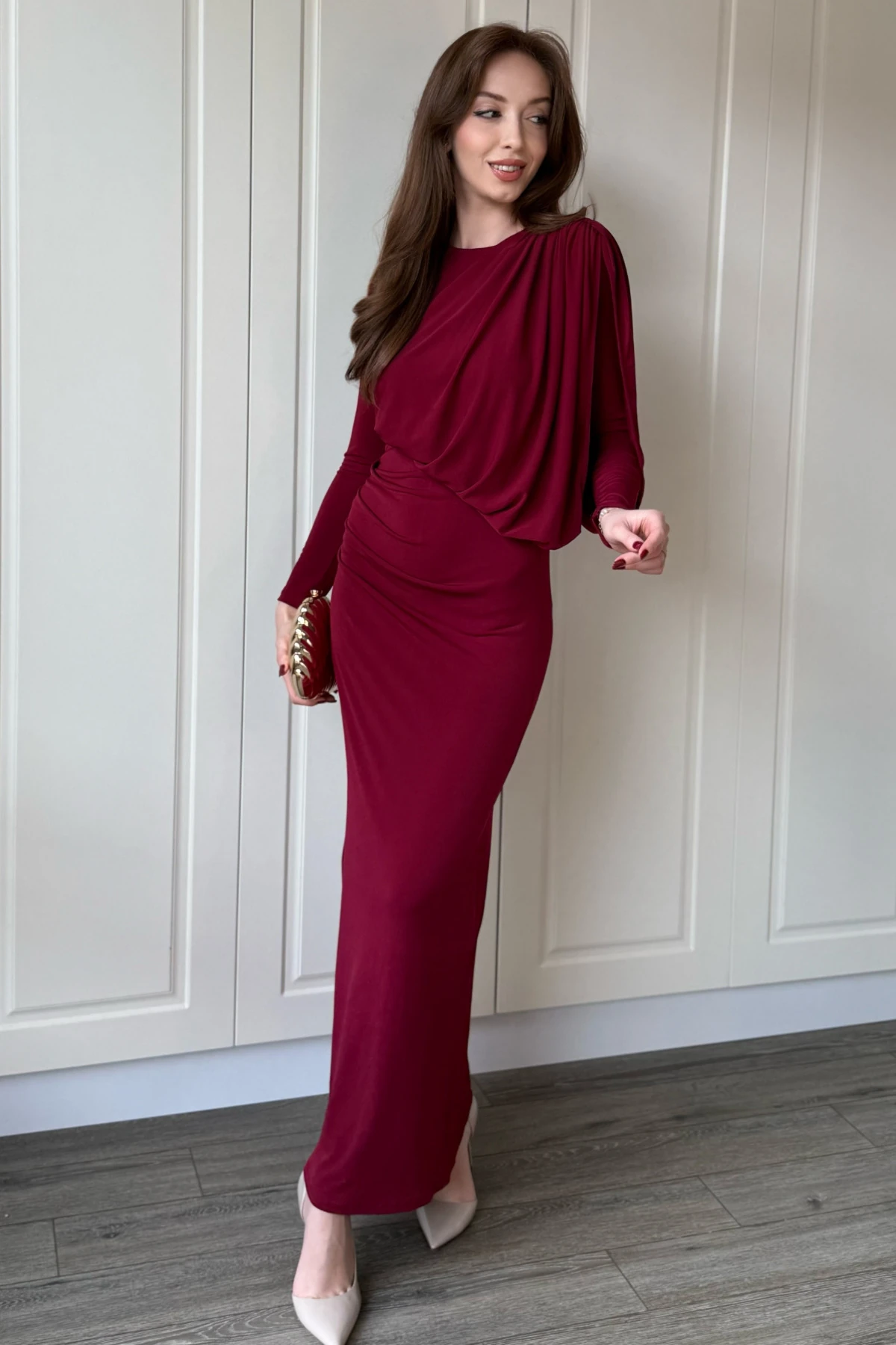 Uzun Kollu Boyunlu Zarif Dökümlü Bordo Elbise