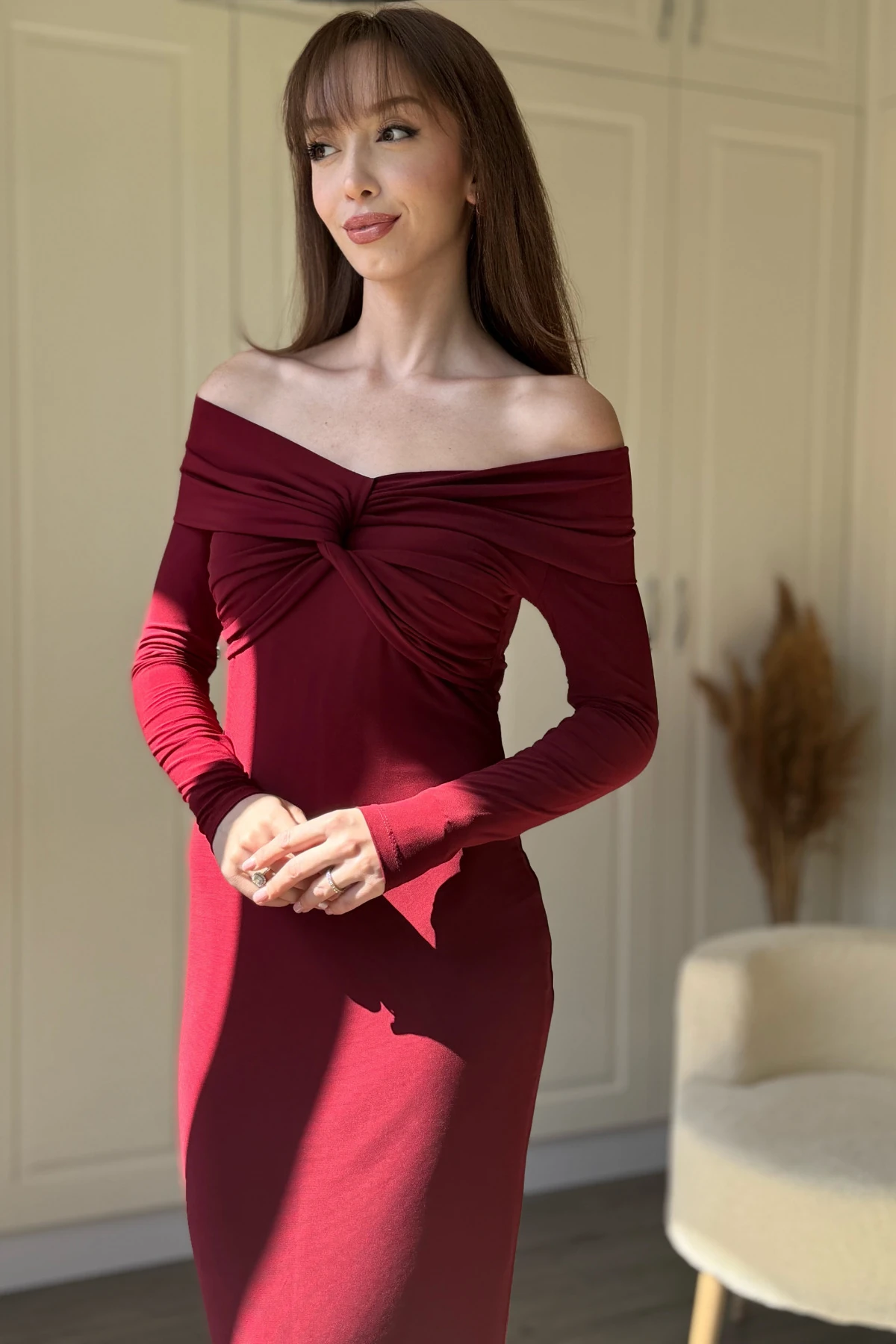 Omuz Detaylı Vücudu Saran Midi Bordo Elbise