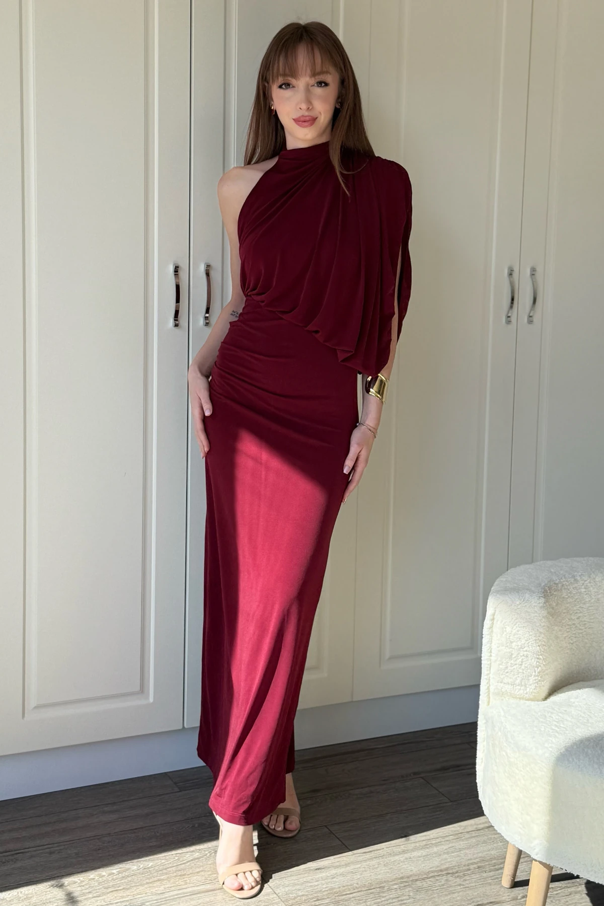 Tek Omuz Boyunlu Zarif Dökümlü Bordo Maxi Elbise