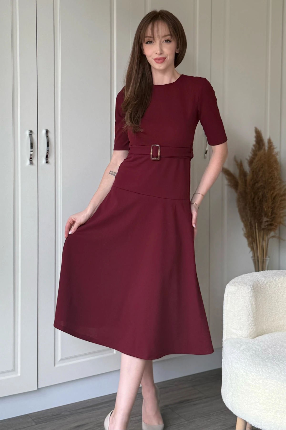 Kısa Kollu Kemerli Etekleri Volanlı Midi Bordo Elbise