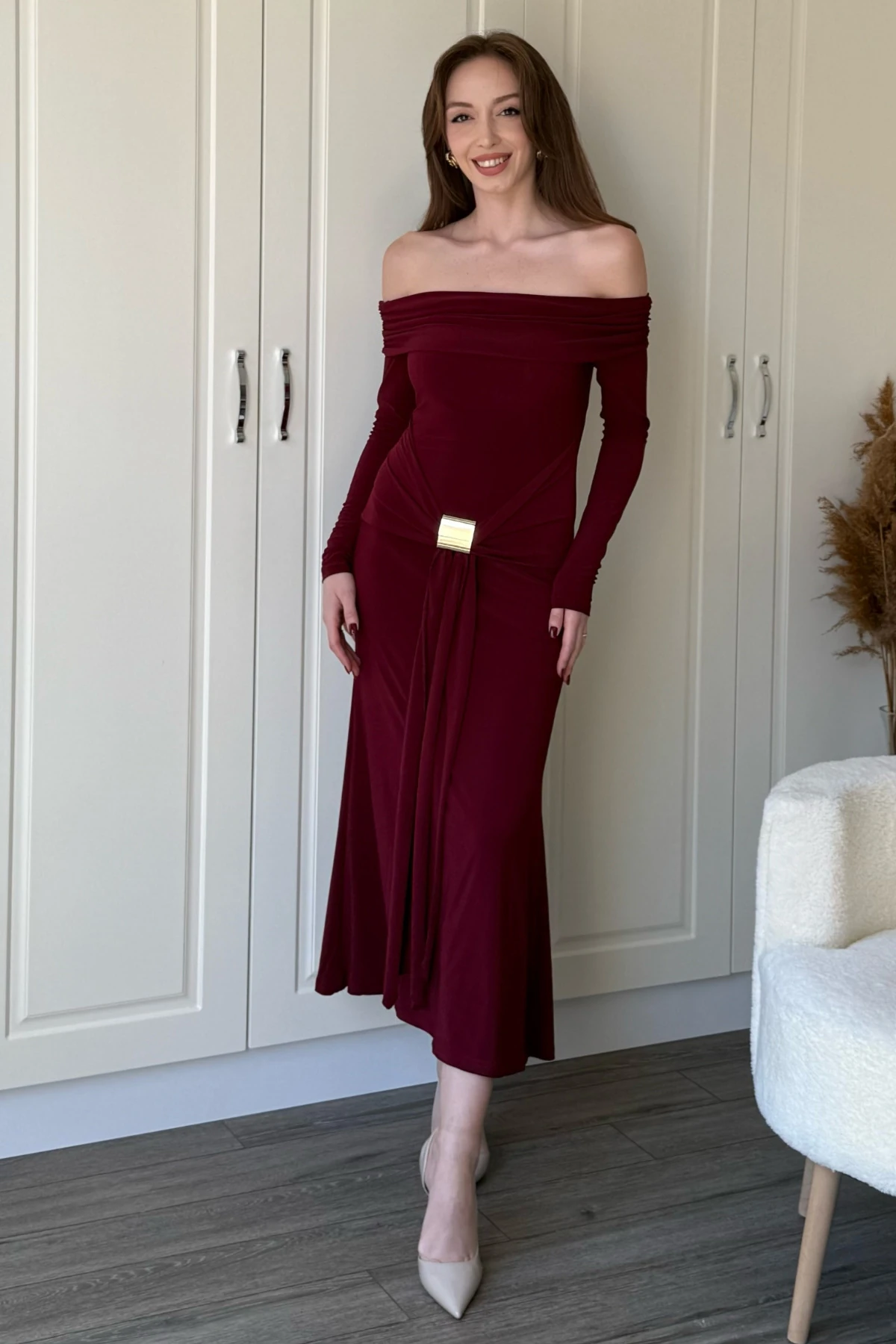 Omuzları Açık Gold Aksesuarlı Bel Detaylı Midi Bordo Elbise