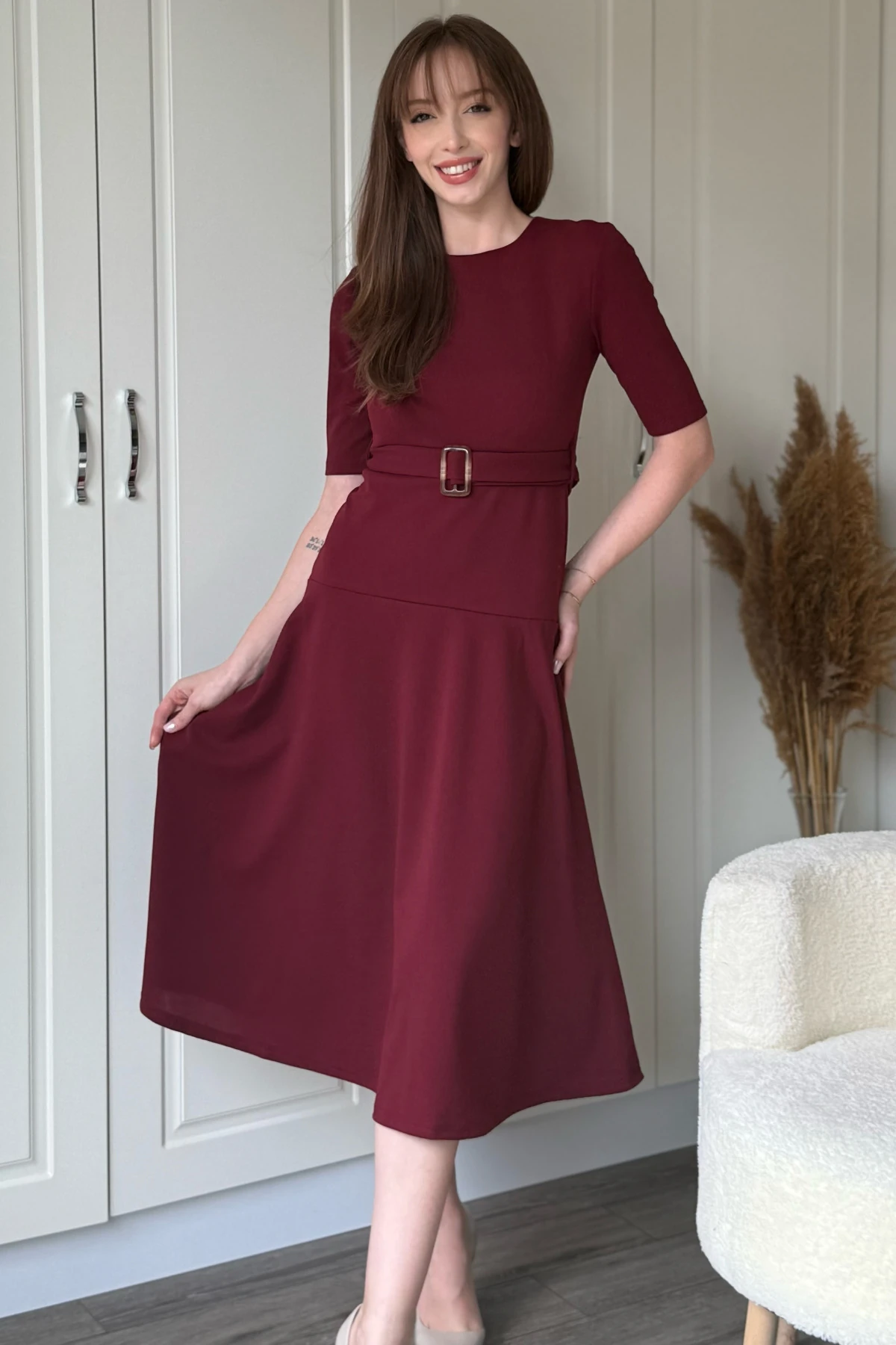 Kısa Kollu Kemerli Etekleri Volanlı Midi Bordo Elbise
