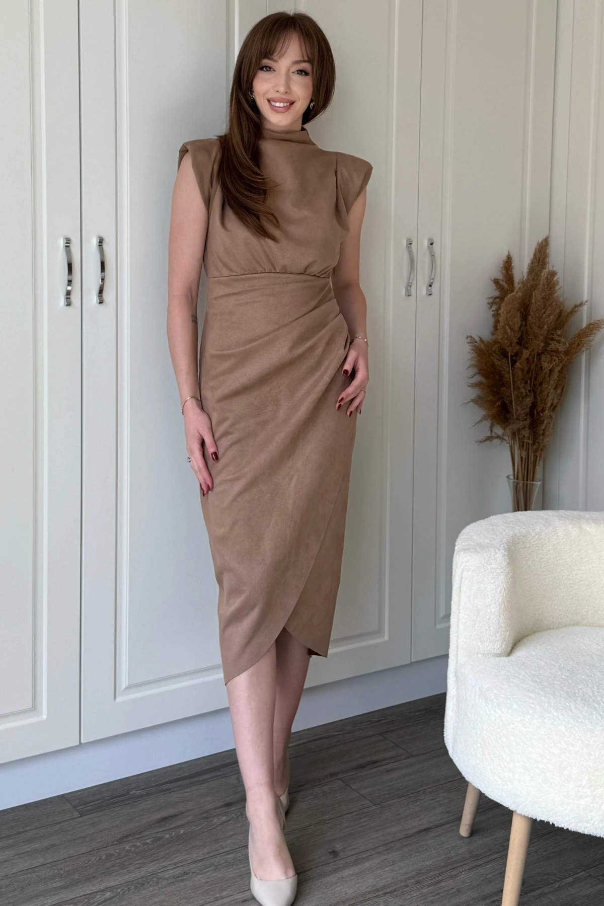 Süet Vatkalı Önü Yırtmaçlı Bej Midi Elbise