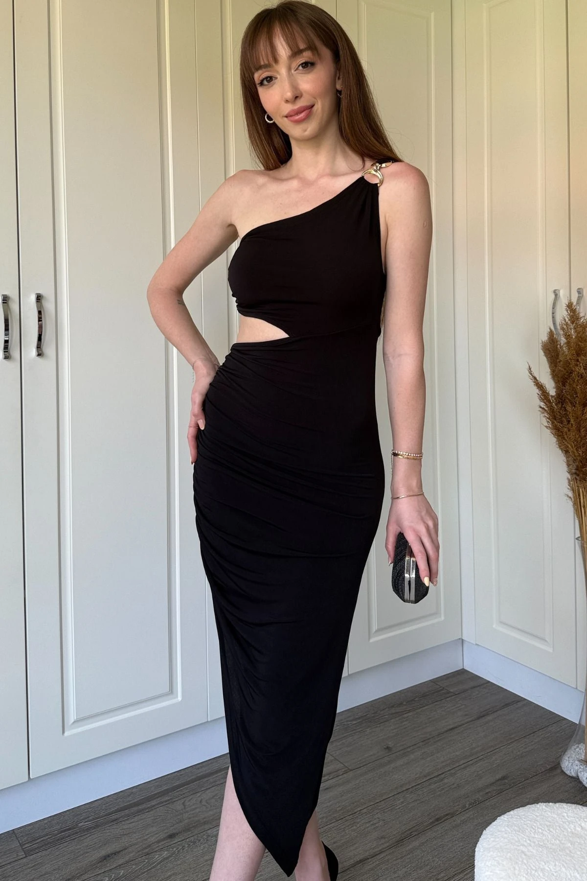 Tek Omuz Bel Detaylı Sandy Kumaş Yırtmaçlı Elbise