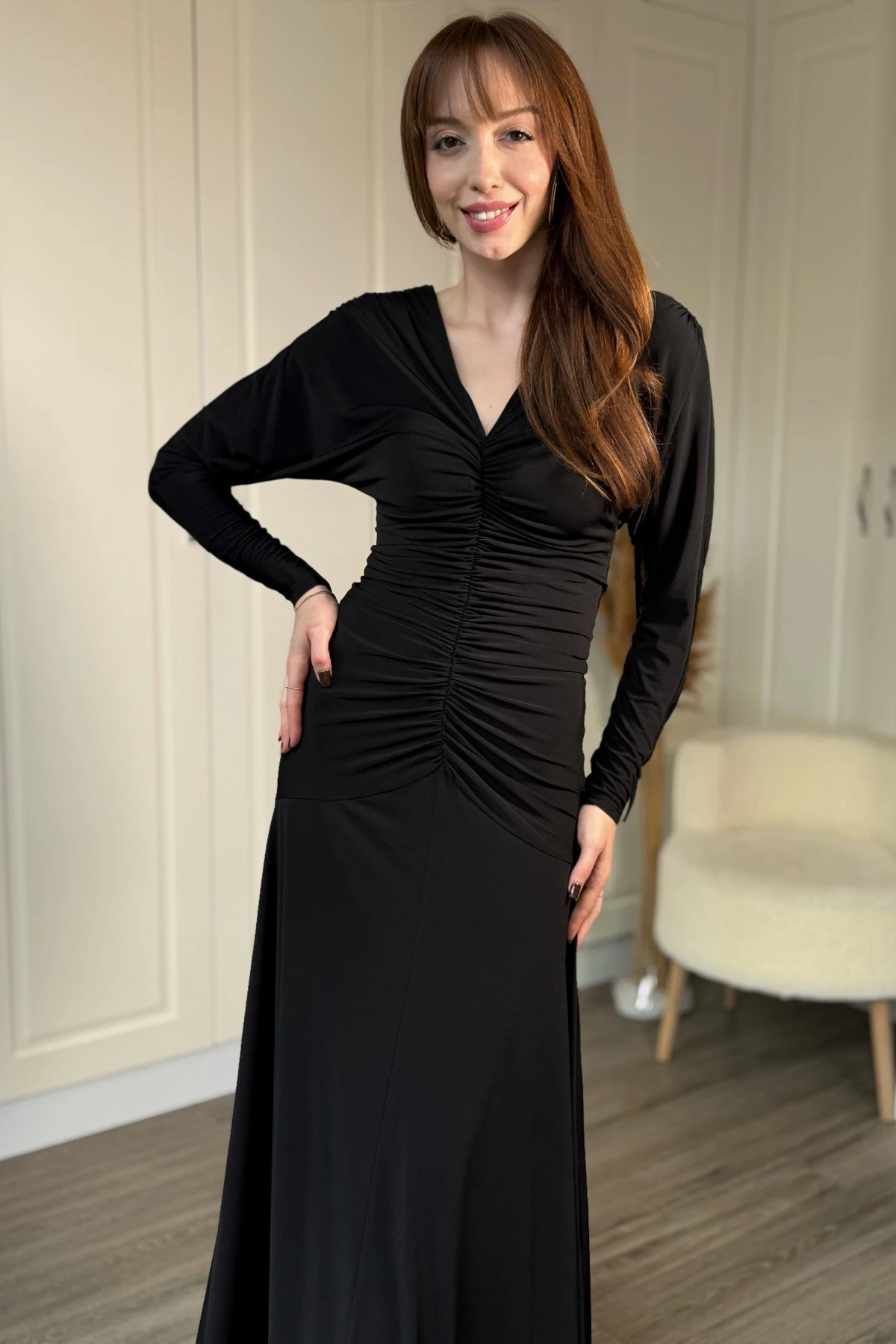 V Yaka Sırt Detaylı Uzun Zarif Elbise