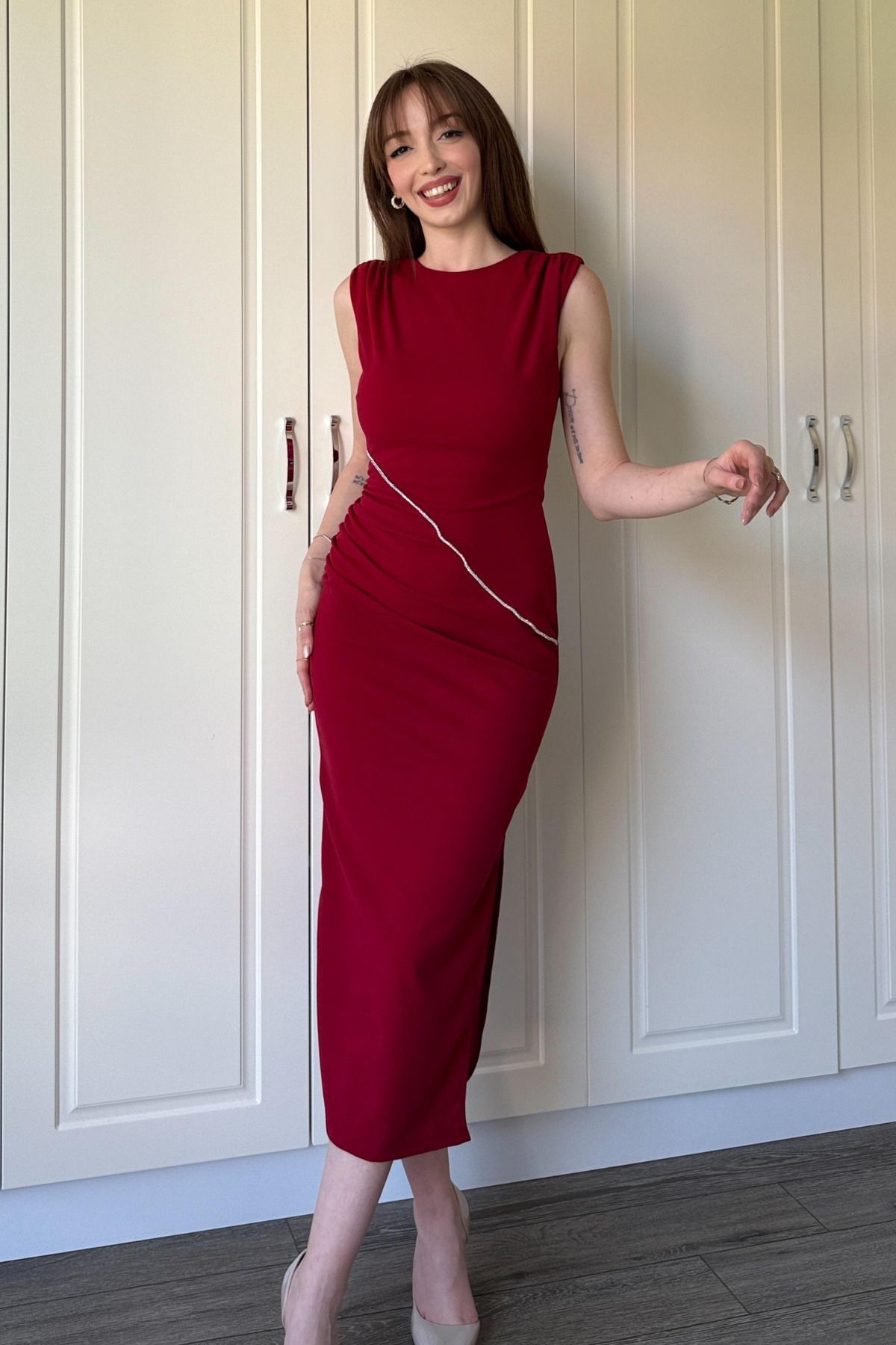 Drapeli Taş Detaylı Yırtmaçlı Midi Bordo Elbise