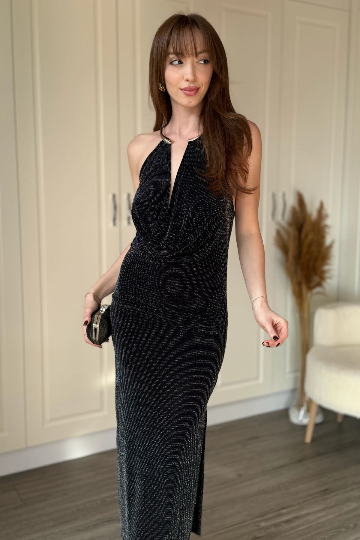 Sırt Detaylı Dekoltesi Ayarlanabilir Yırtmaçlı Simli Elbise