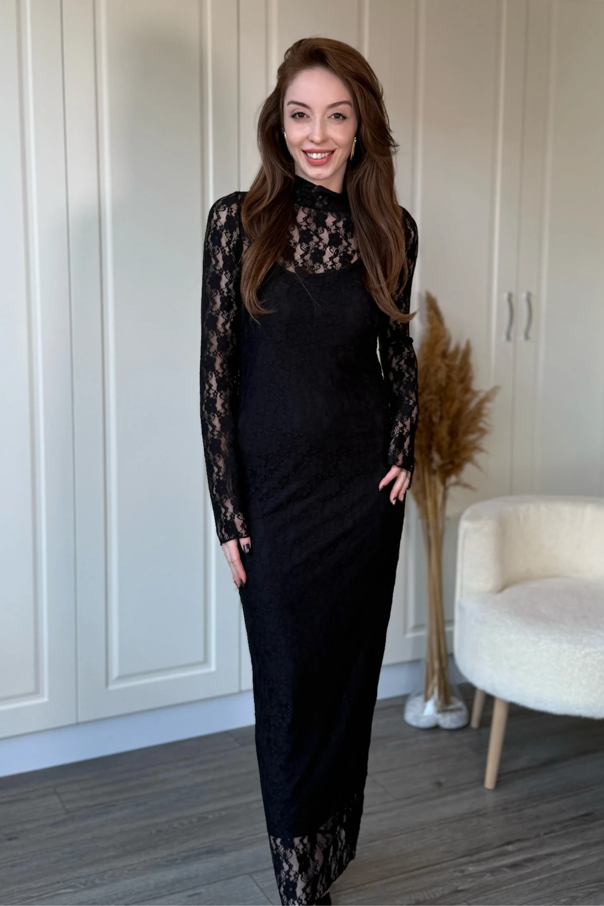 Dik Yaka Dantelli Zarif Midi Siyah Elbise