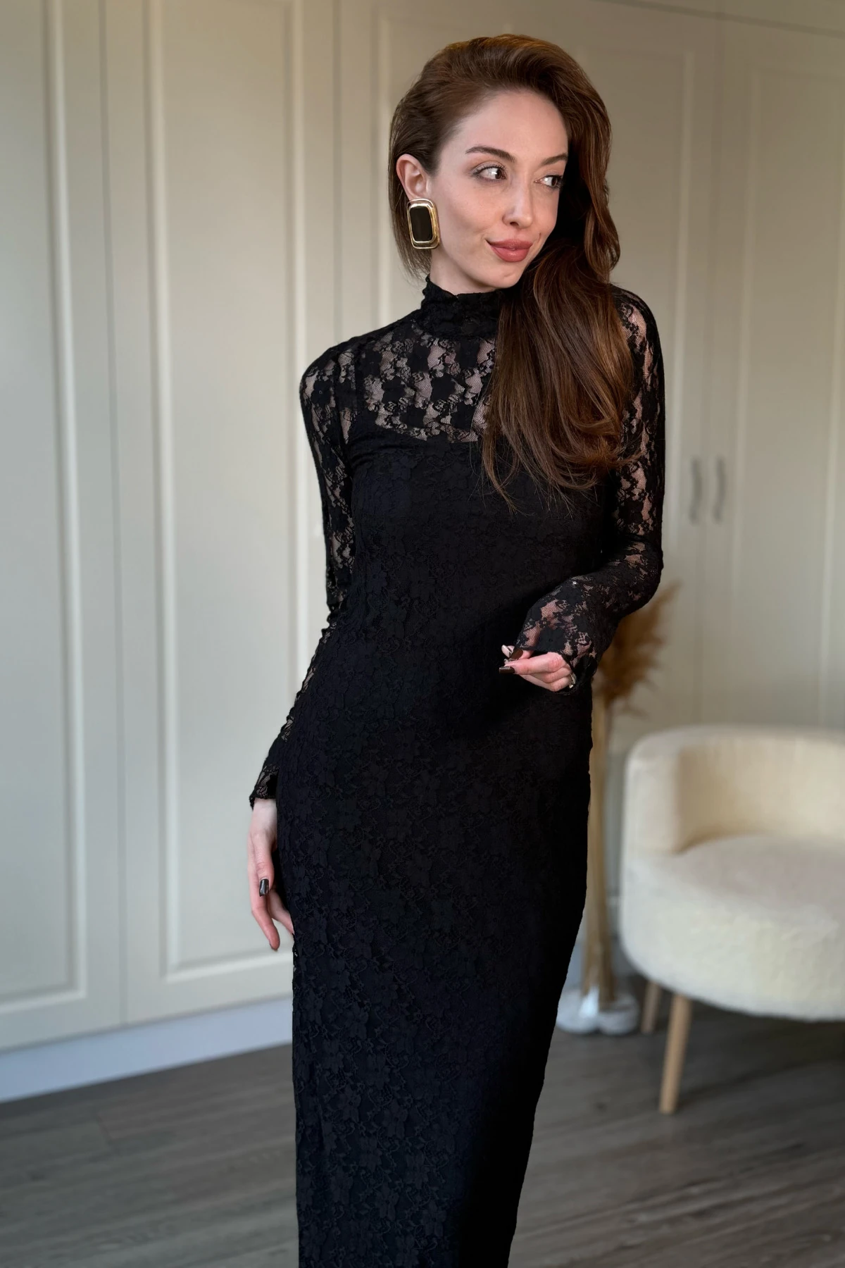 Dik Yaka Dantelli Zarif Midi Siyah Elbise