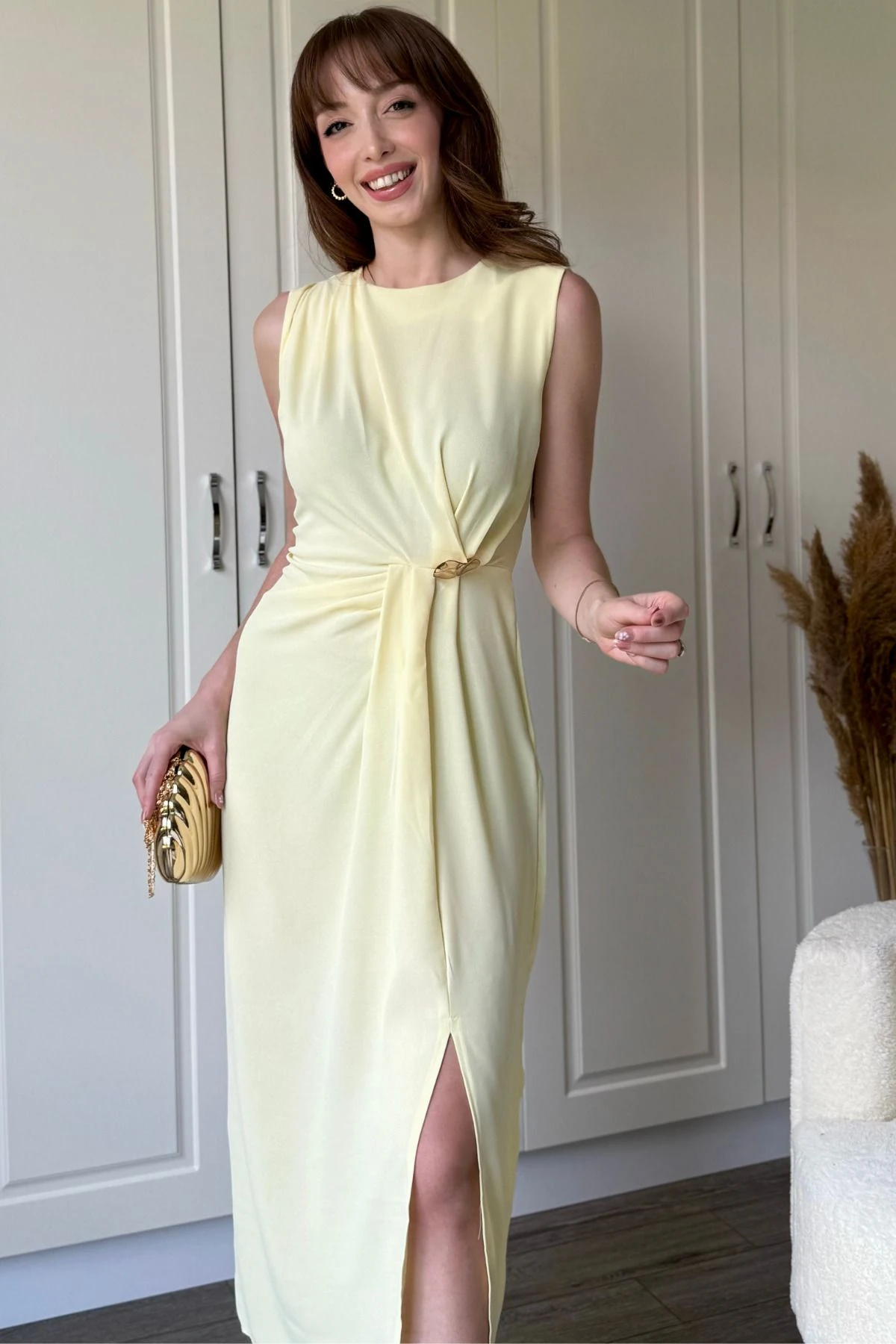 Drapeli Aksesuar Detaylı Yırtmaçlı Midi Elbise