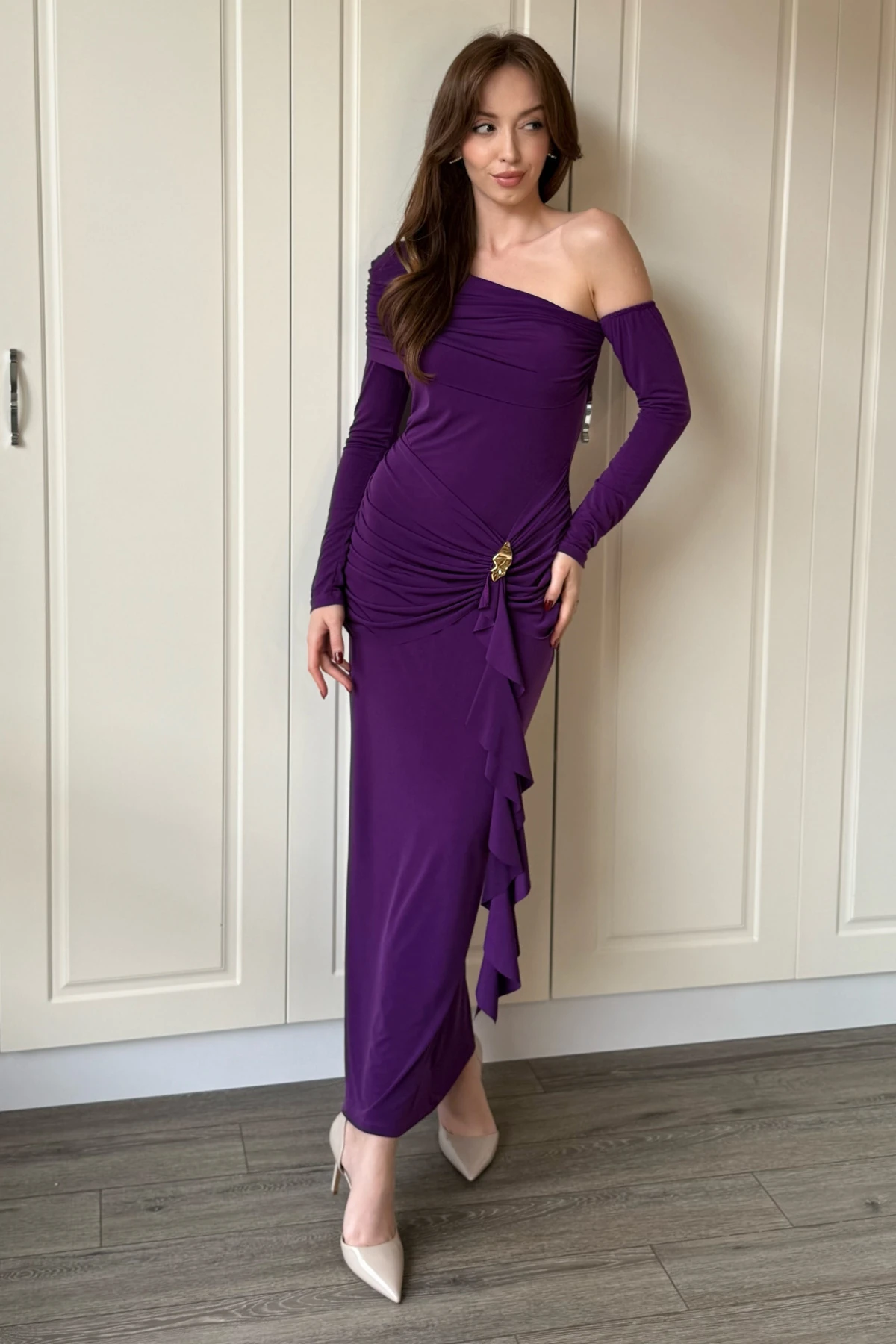 Düşük Omuz Yan Büzgü Aksesuar Detaylı Şık Midi Mor Elbise