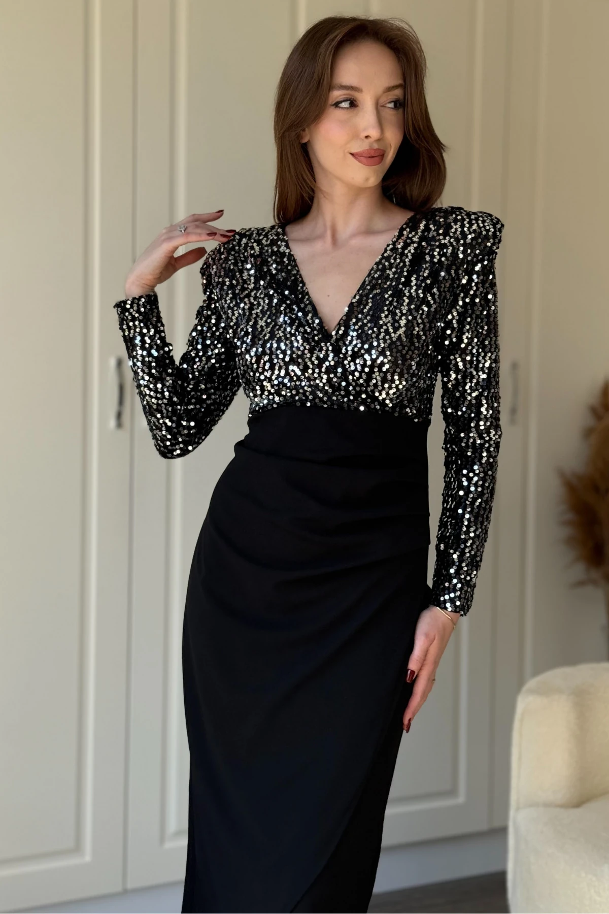 Pullu V Yaka Parıltılı Vatkalı Zarif Midi Elbise