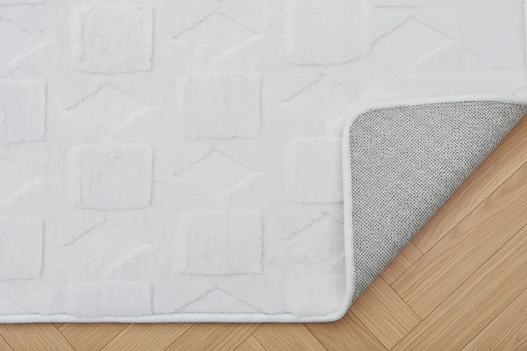 Kaydırmaz Taban Desenli Peluş Halı – Yumuşak Dokulu, Makinada Yıkanabilir, Toz Tutmaz, Modern Ev Halısı - Gri