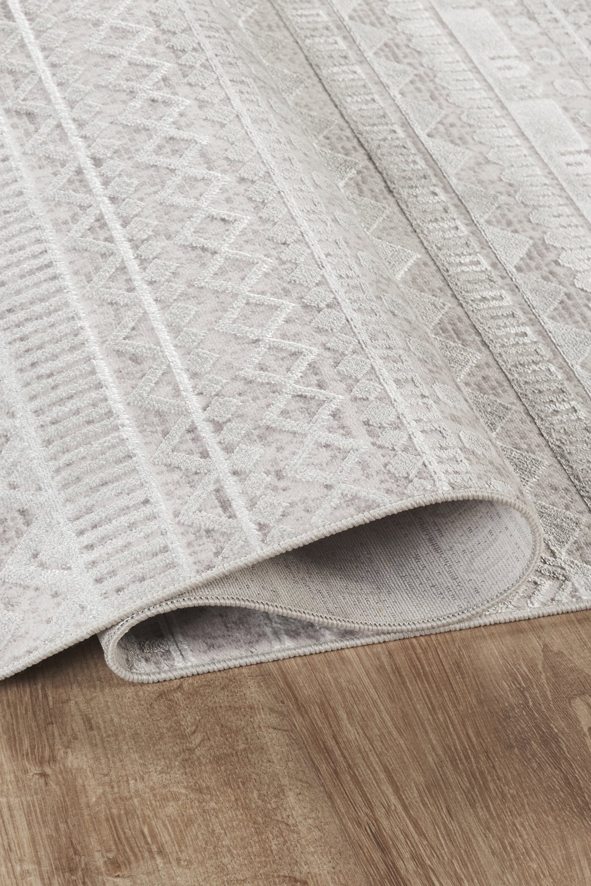 Kilim Desenli Kadife Kesme Halı – Bej & Beyaz & Gri Renk, Kaymaz Tabanlı, Yıkanabilir Halı