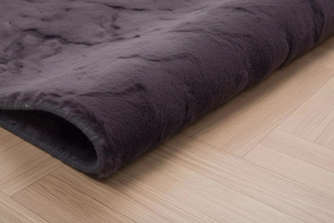 Kaydırmaz Taban Desenli Peluş Halı – Yumuşak Dokulu, Makinada Yıkanabilir, Toz Tutmaz, Modern Ev Halısı