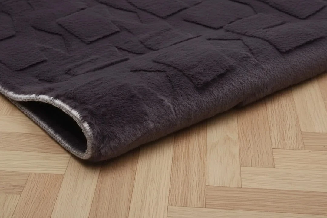 Kaydırmaz Taban Desenli Peluş Halı – Yumuşak Dokulu, Makinada Yıkanabilir, Toz Tutmaz, Modern Ev Halısı - Antrasit