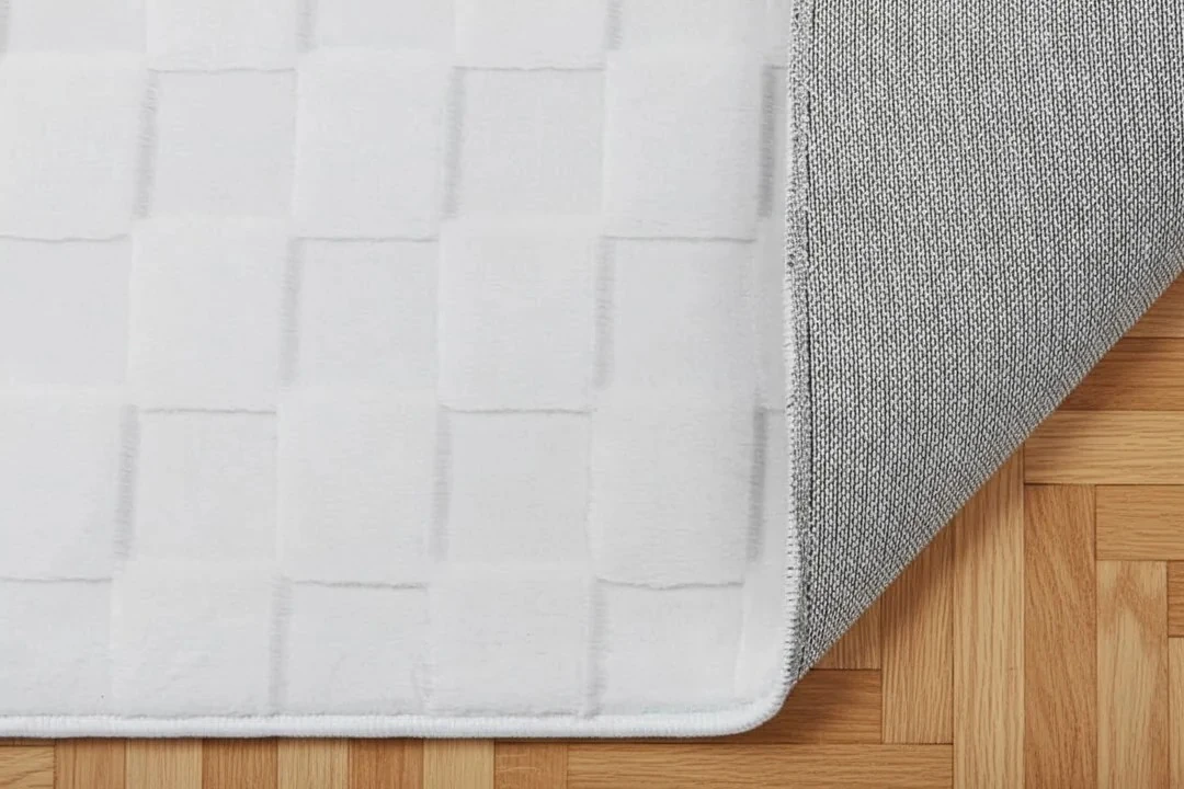 Kaydırmaz Taban Desenli Peluş Halı – Yumuşak Dokulu, Makinada Yıkanabilir, Toz Tutmaz, Modern Ev Halısı - Gri