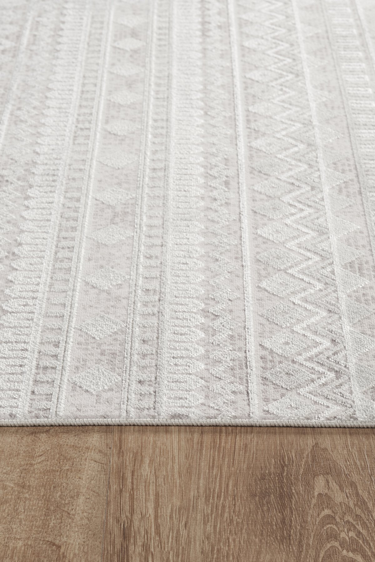 Kilim Desenli Kadife Kesme Halı – Bej & Beyaz & Gri Renk, Kaymaz Tabanlı, Yıkanabilir Halı