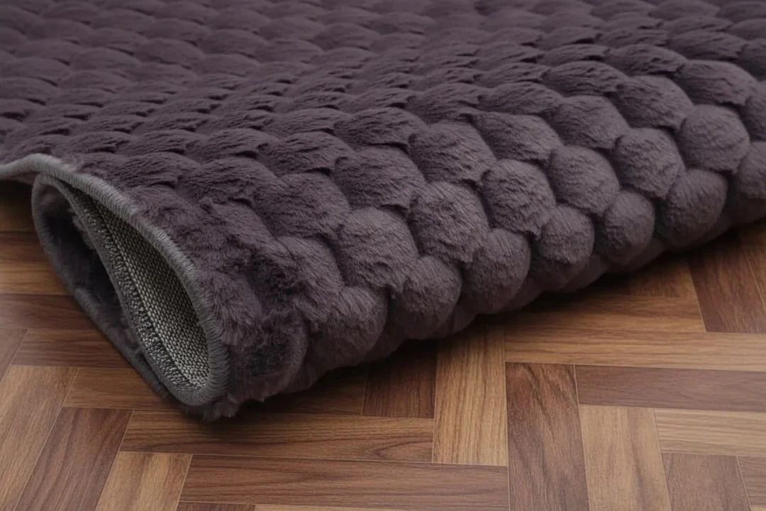 Kaydırmaz Taban Desenli Peluş Halı – Yumuşak Dokulu, Makinada Yıkanabilir, Toz Tutmaz, Modern Ev Halısı