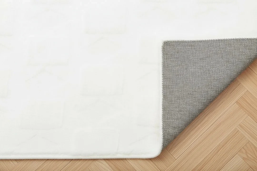 Kaydırmaz Taban Desenli Peluş Halı – Yumuşak Dokulu, Makinada Yıkanabilir, Toz Tutmaz, Modern Ev Halısı - Ekru