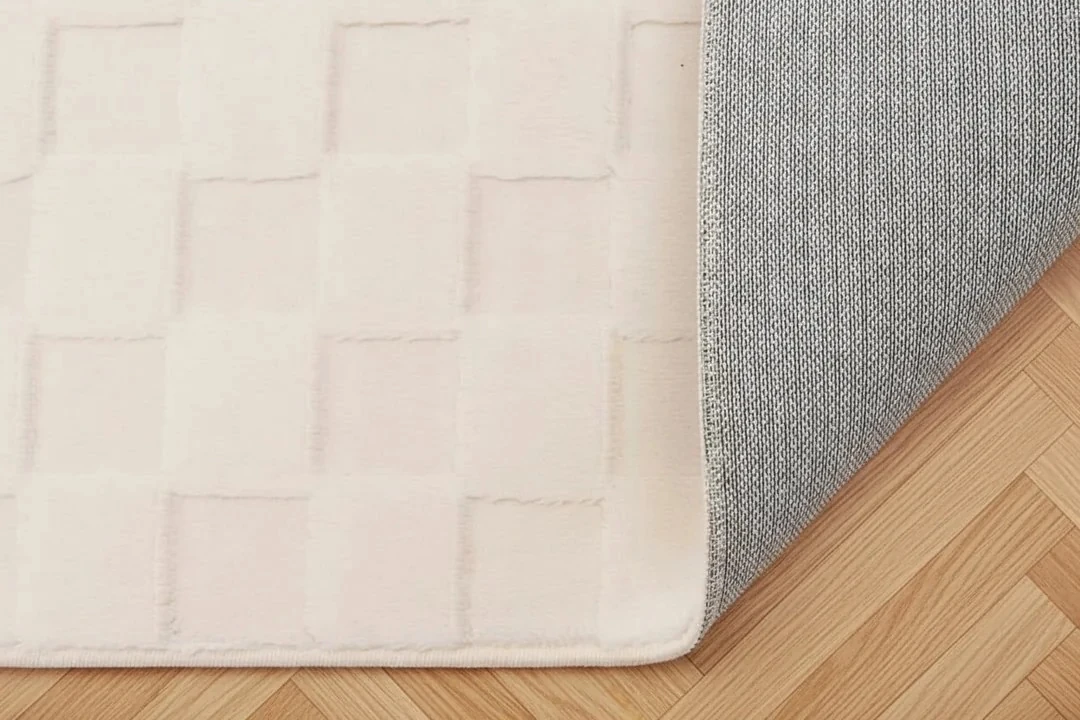 Kaydırmaz Taban Desenli Peluş Halı – Yumuşak Dokulu, Makinada Yıkanabilir, Toz Tutmaz, Modern Ev Halısı - Vizon