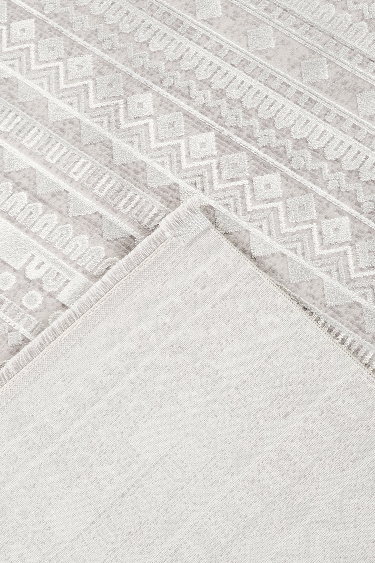 Kilim Desenli Kadife Kesme Halı – Bej & Beyaz & Gri Renk, Kaymaz Tabanlı, Yıkanabilir Halı
