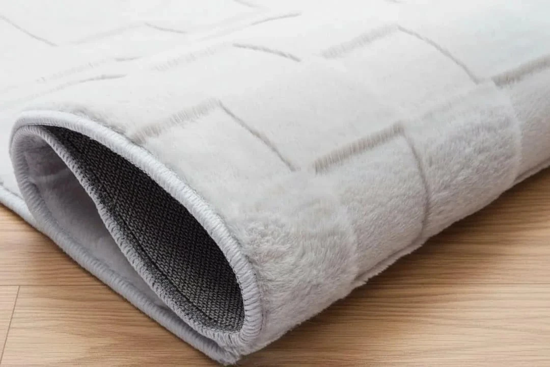 Kaydırmaz Taban Desenli Peluş Halı – Yumuşak Dokulu, Makinada Yıkanabilir, Toz Tutmaz, Modern Ev Halısı - Gri