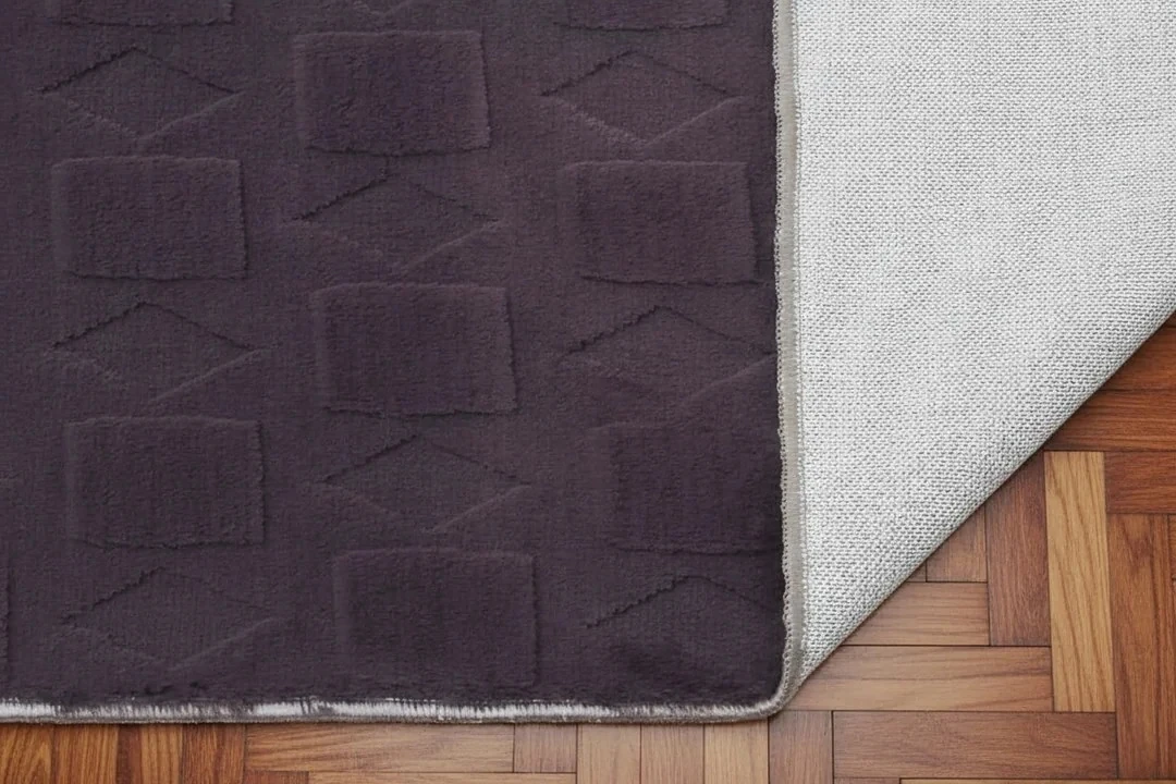 Kaydırmaz Taban Desenli Peluş Halı – Yumuşak Dokulu, Makinada Yıkanabilir, Toz Tutmaz, Modern Ev Halısı - Antrasit