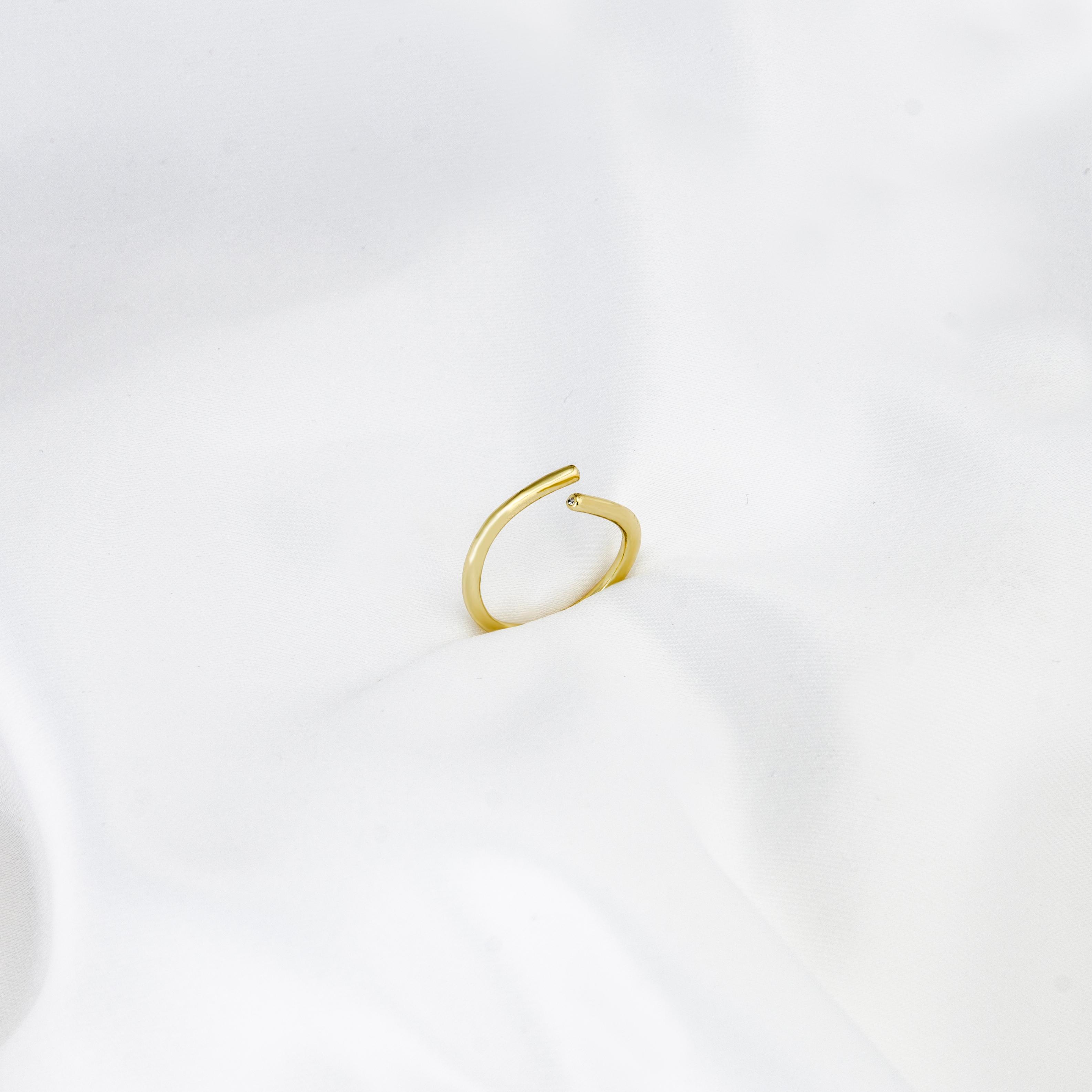 Minimalist Altın Tonu Taşlı Yüzük