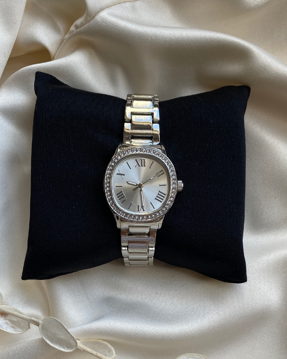 Gümüş Renk Taş Detaylı Romen Rakamlı Kadın Saati