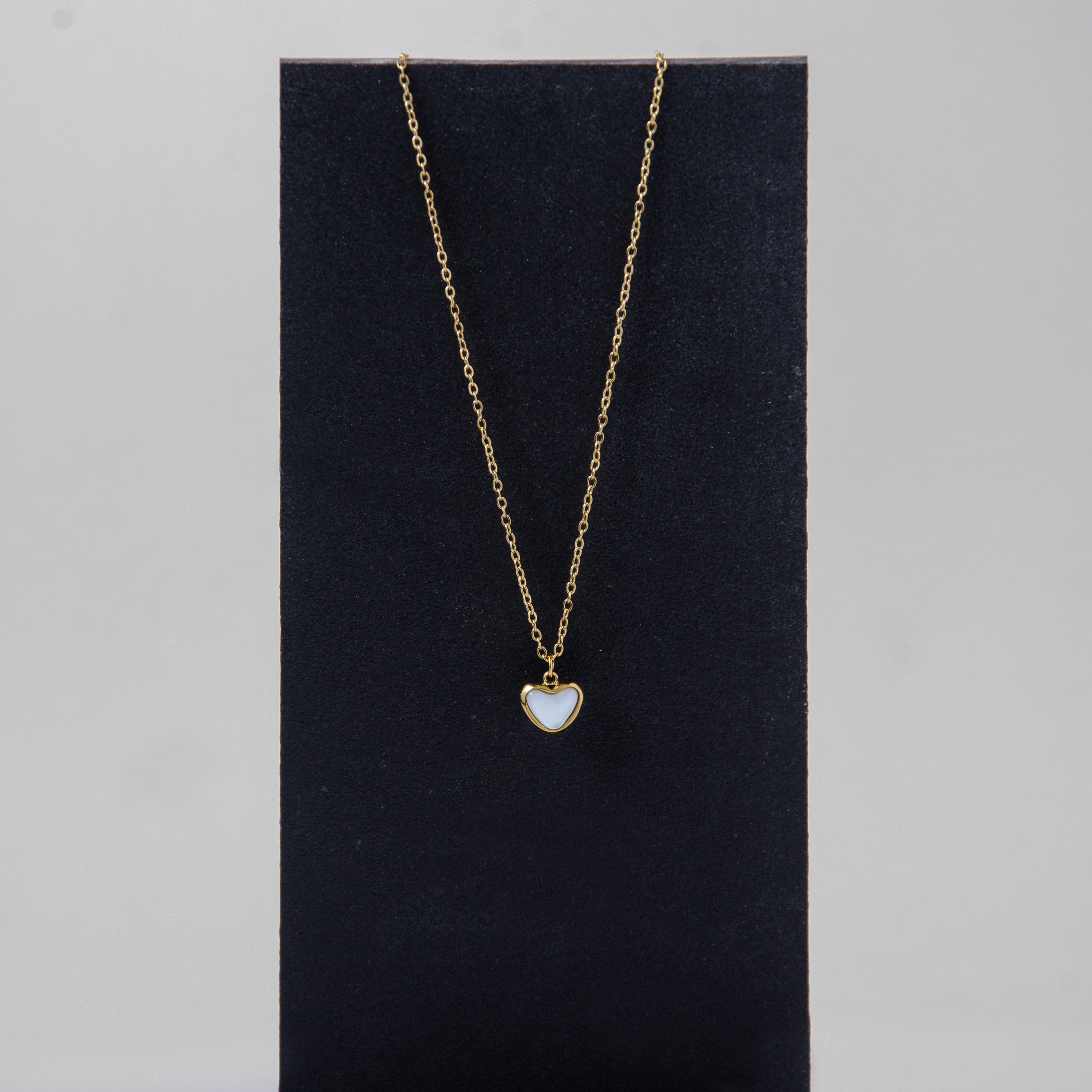 Çelik Sedef Kalp Kolye - Şık ve Zarif Duruş