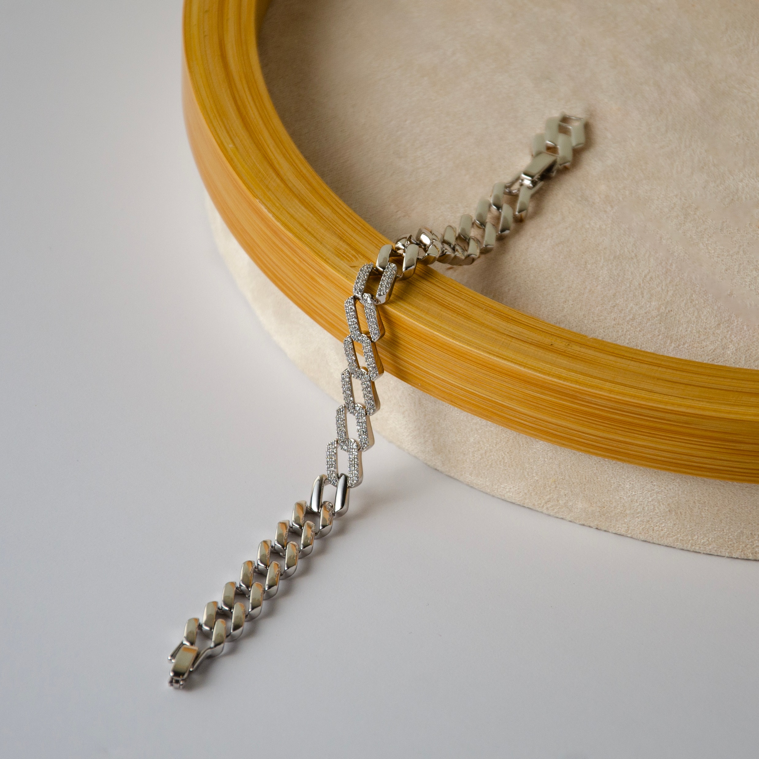 Xuping Gümüş Tonu Taşlı Zincir Bileklik - Modern ve Işıltılı