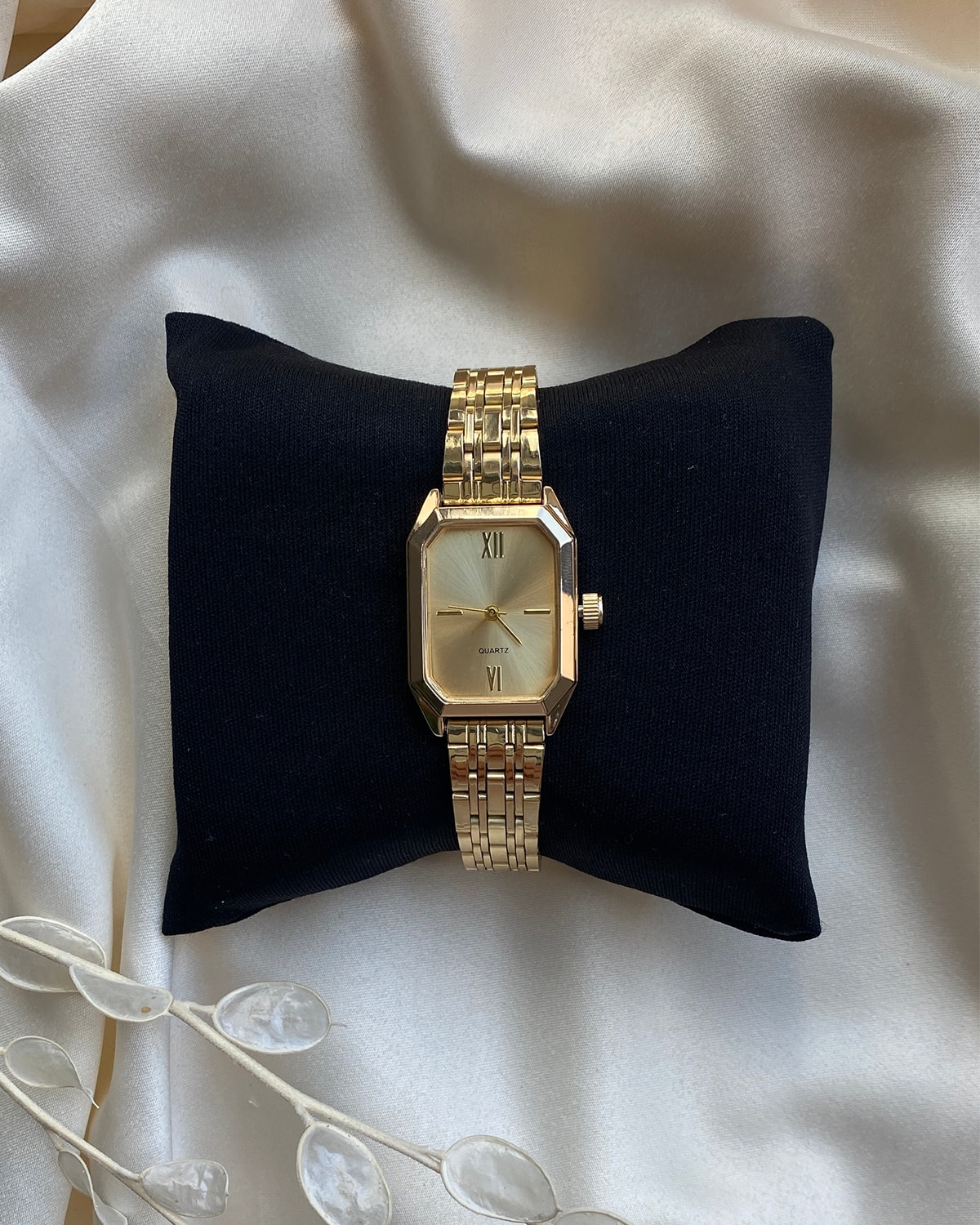 Altın Rengi Dikdörtgen Romen Rakamlı Kadın Saati