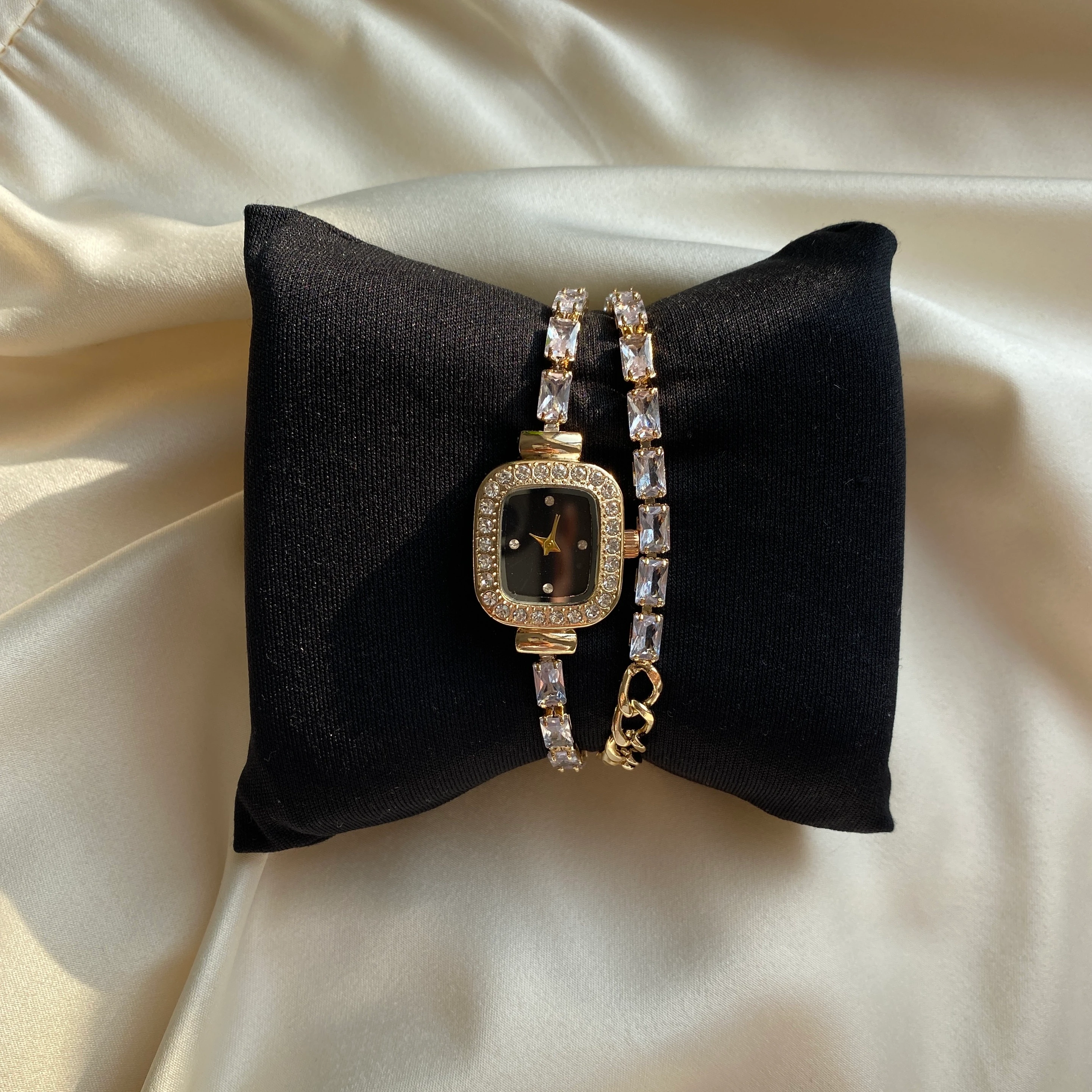 Taşlı Kare Kadranlı Bileklik Saat