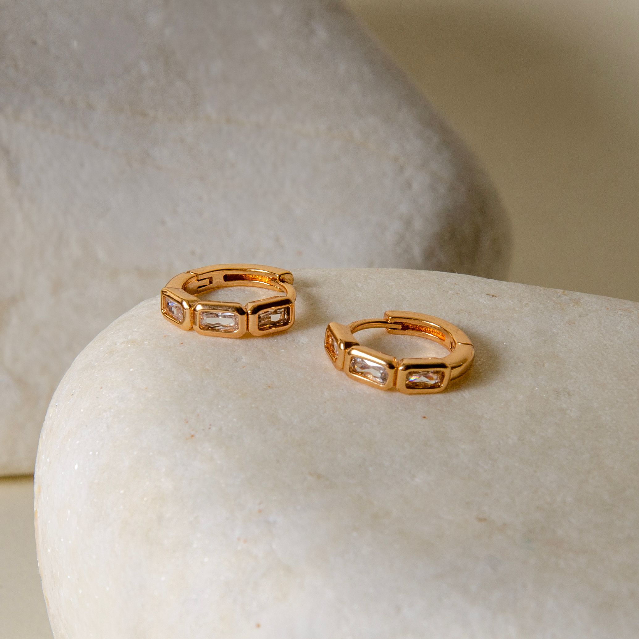 Xuping Rose Gold Tonu Geometrik Baget Taşlı Halka Küpe - Modern ve Cesur