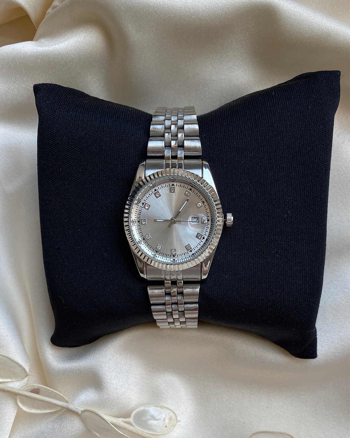 Gümüş Renk Taş Detaylı Takvimli Çelik Kordon Kadın Saati