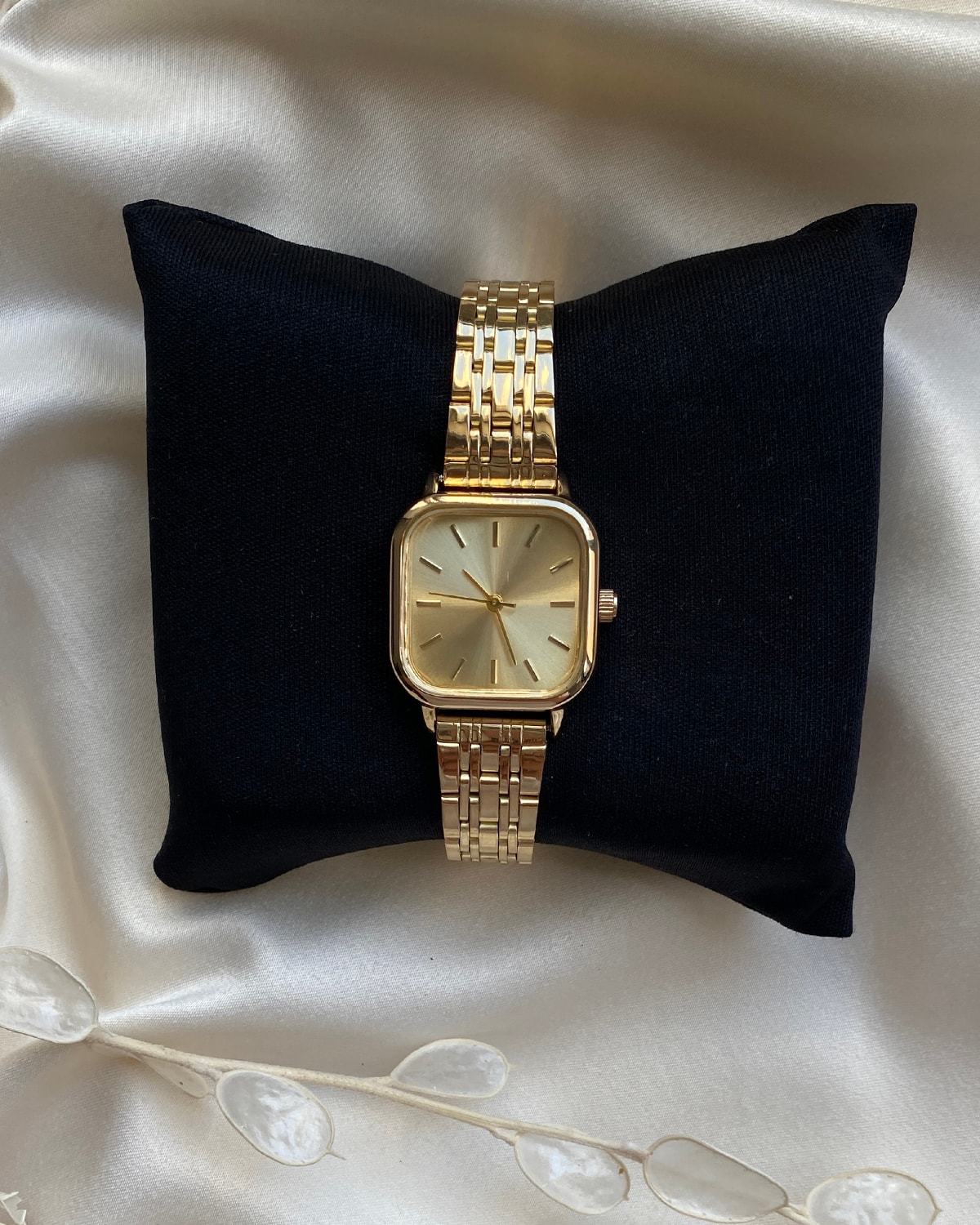 Altın Rengi Kare Kasa Kadın Saati